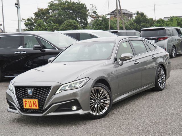CROWN sedan hybrid