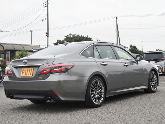 CROWN sedan hybrid