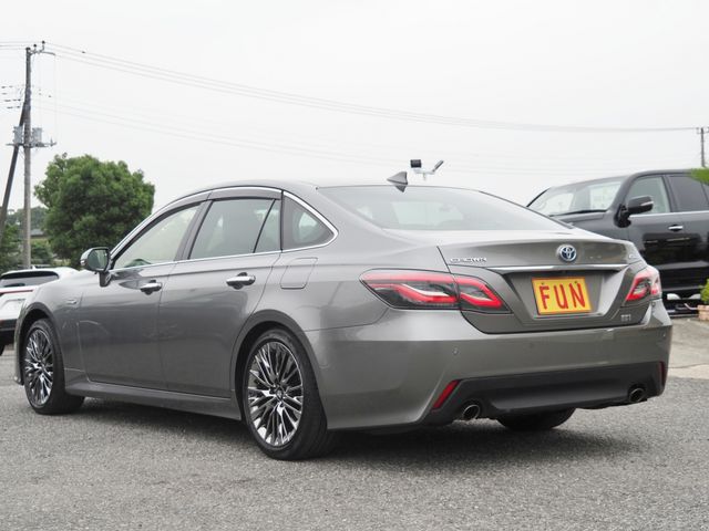 CROWN sedan hybrid