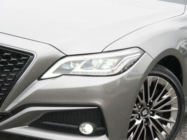 CROWN sedan hybrid