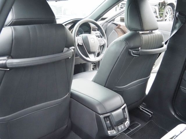 CROWN sedan hybrid