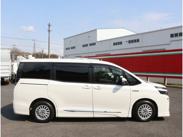 VOXY HYBRID