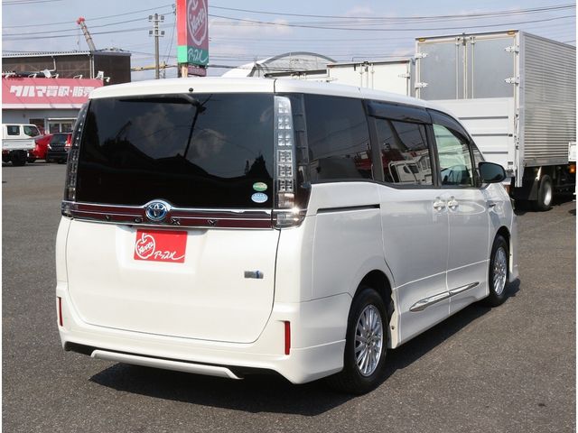 VOXY HYBRID