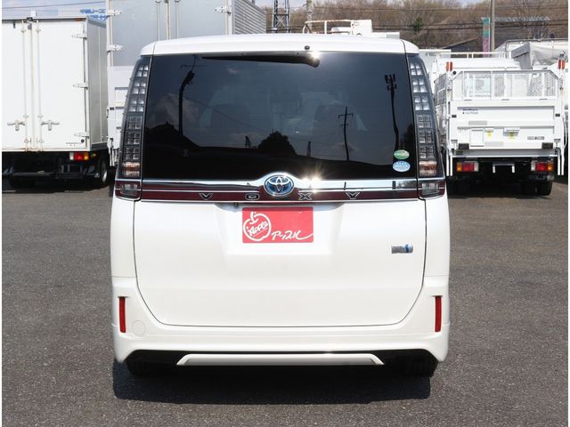 VOXY HYBRID