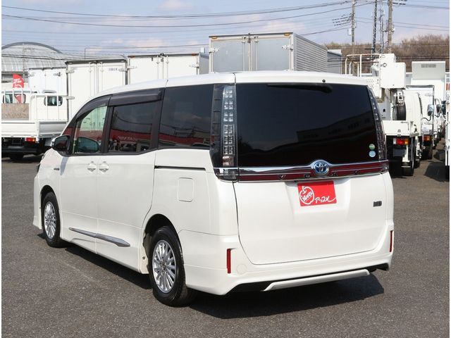 VOXY HYBRID