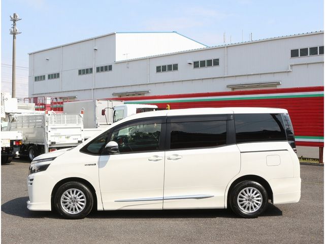 VOXY HYBRID