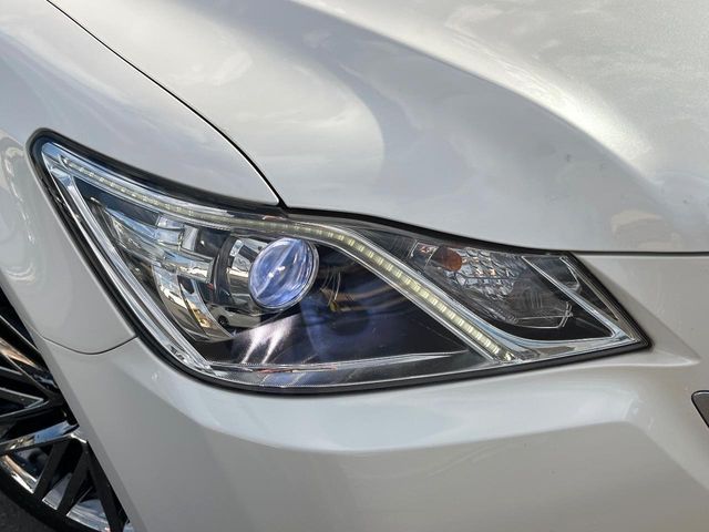 CROWN sedan hybrid