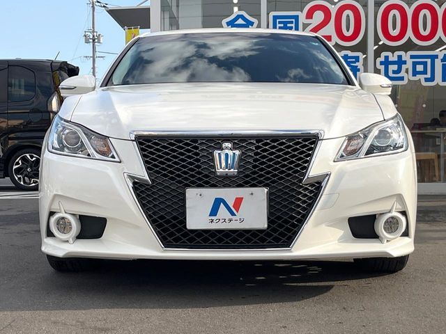 CROWN sedan hybrid