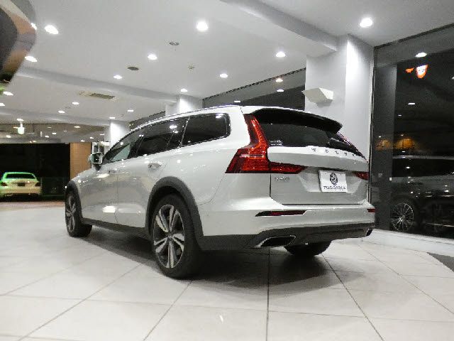 VOLVO V60 CROSS COUNTRY