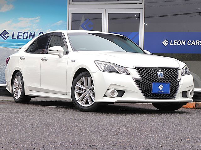 CROWN sedan hybrid