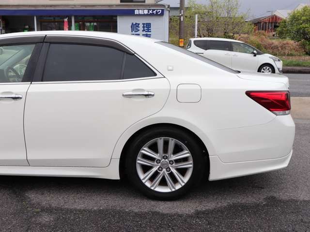 CROWN sedan hybrid