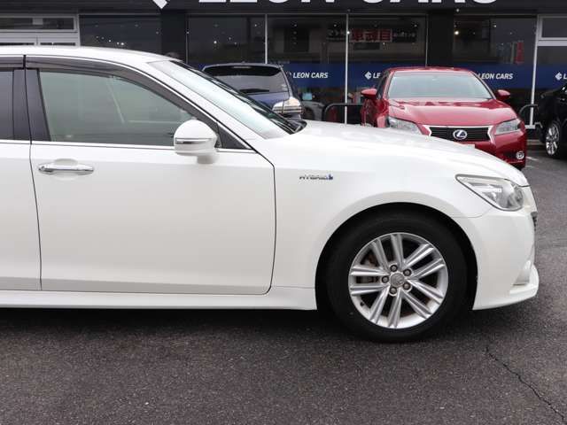 CROWN sedan hybrid