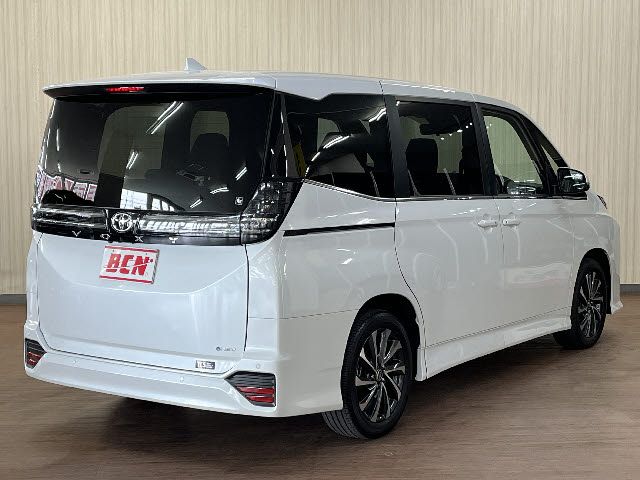 VOXY HYBRID