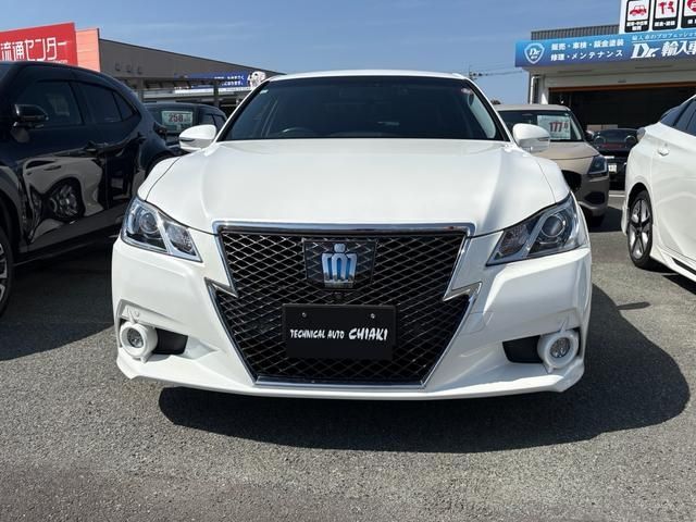 CROWN sedan hybrid