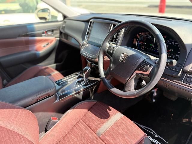 CROWN sedan hybrid