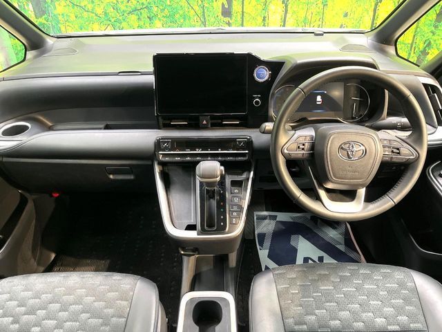 VOXY HYBRID