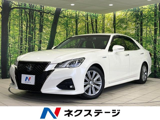 CROWN sedan hybrid
