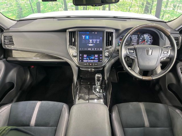 CROWN sedan hybrid