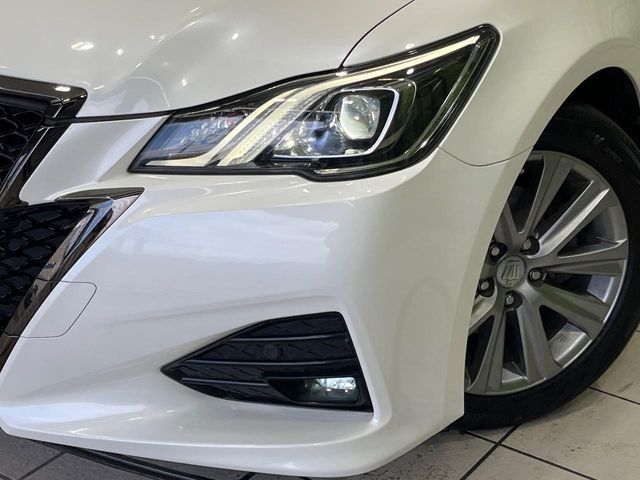 CROWN sedan hybrid