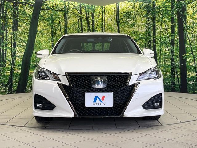 CROWN sedan hybrid