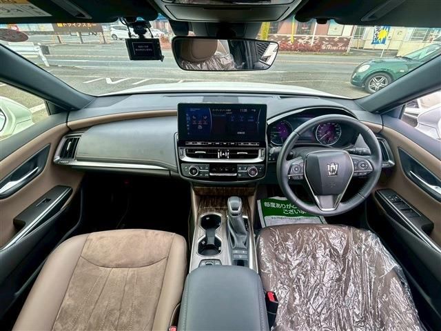CROWN sedan hybrid