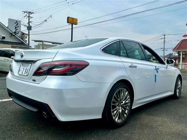 CROWN sedan hybrid