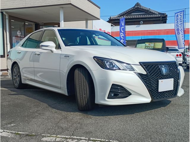 CROWN sedan hybrid