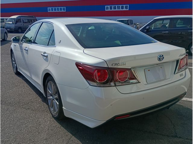 CROWN sedan hybrid