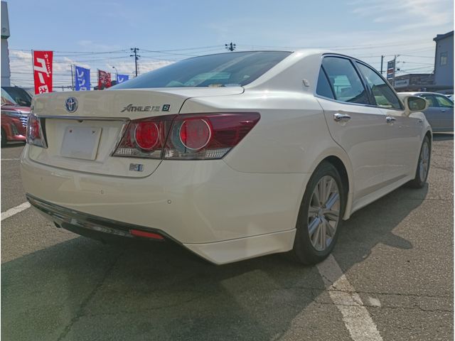 CROWN sedan hybrid