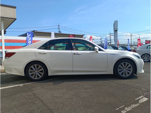 CROWN sedan hybrid
