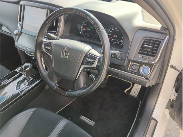 CROWN sedan hybrid