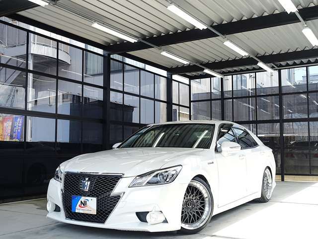 CROWN sedan hybrid