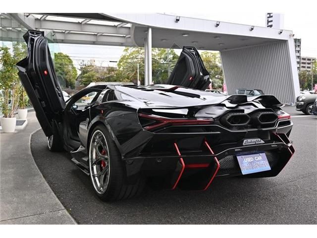 LAMBORGHINI Revuelto