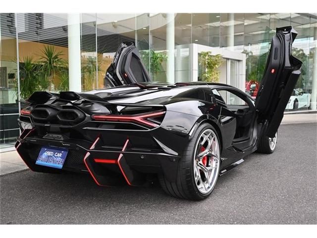 LAMBORGHINI Revuelto