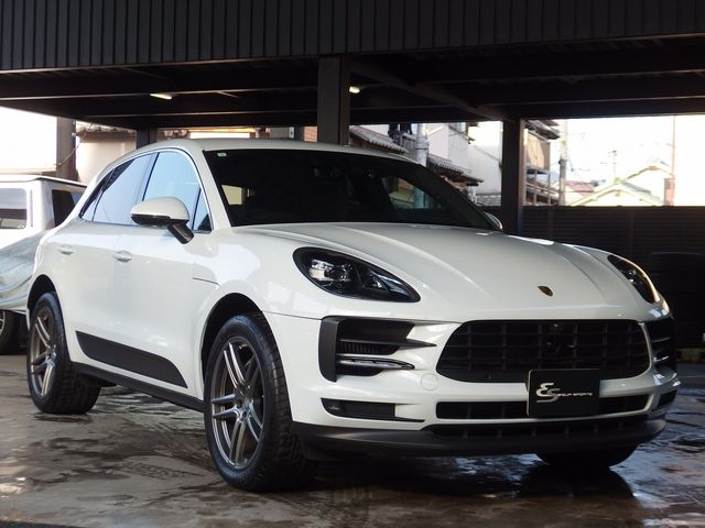 PORSCHE Macan