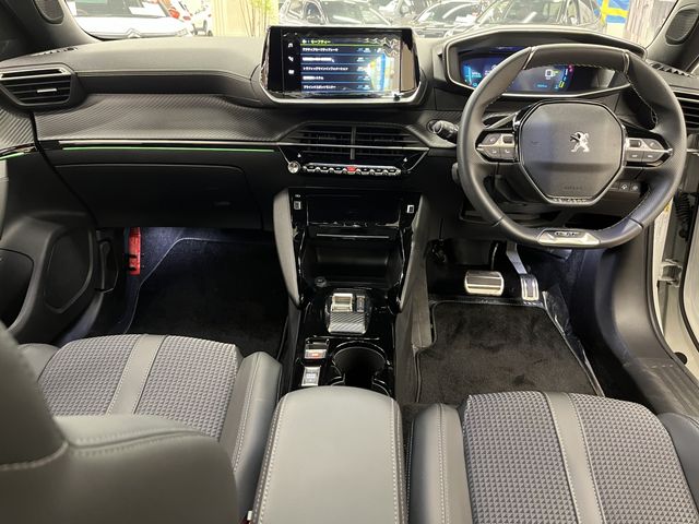 PEUGEOT e-2008