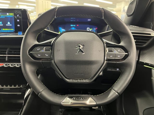 PEUGEOT e-2008