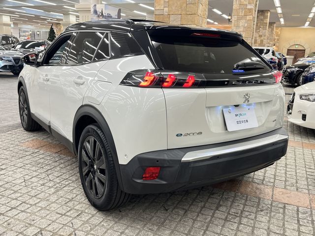 PEUGEOT e-2008