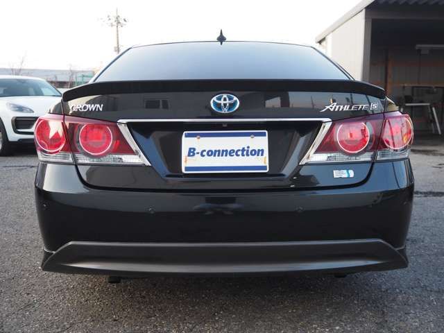 CROWN sedan hybrid