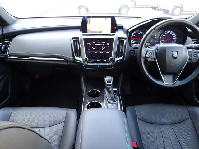 CROWN sedan hybrid