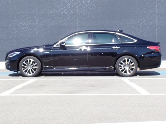 CROWN sedan hybrid