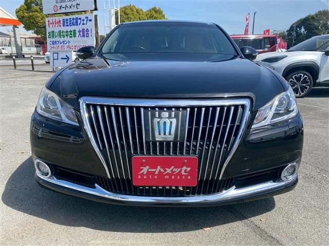 CROWN sedan hybrid