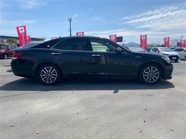 CROWN sedan hybrid