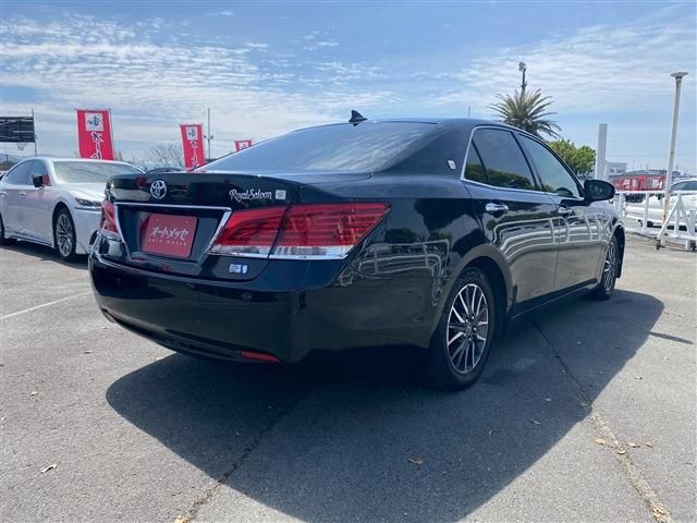 CROWN sedan hybrid