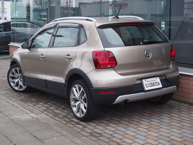 VOLKSWAGEN CROSS POLO