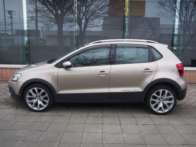 VOLKSWAGEN CROSS POLO