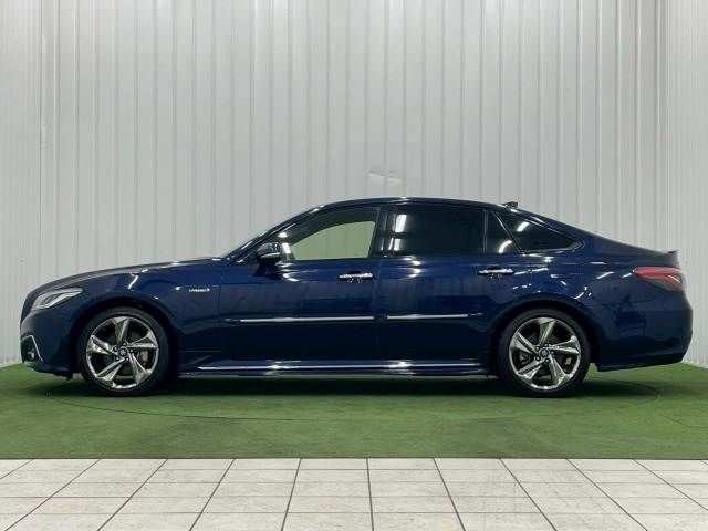 CROWN sedan hybrid