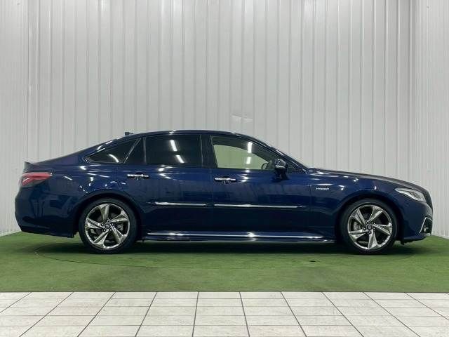CROWN sedan hybrid