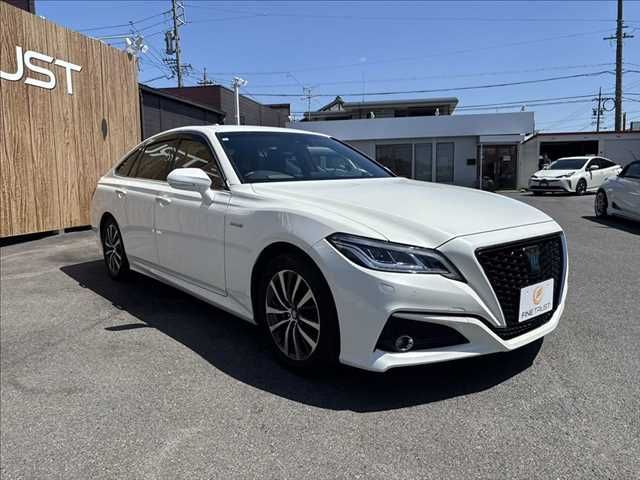 CROWN sedan hybrid