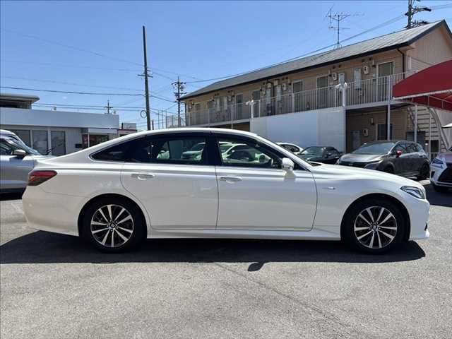 CROWN sedan hybrid